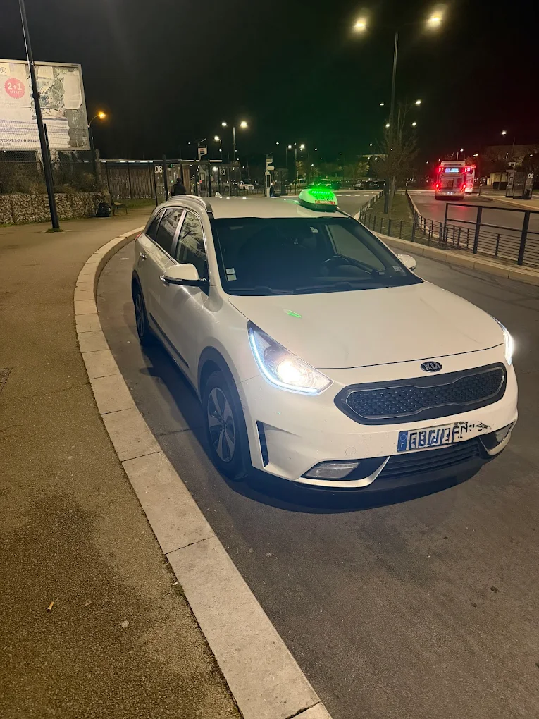 Mercedes berline noire MC Taxi Montereau